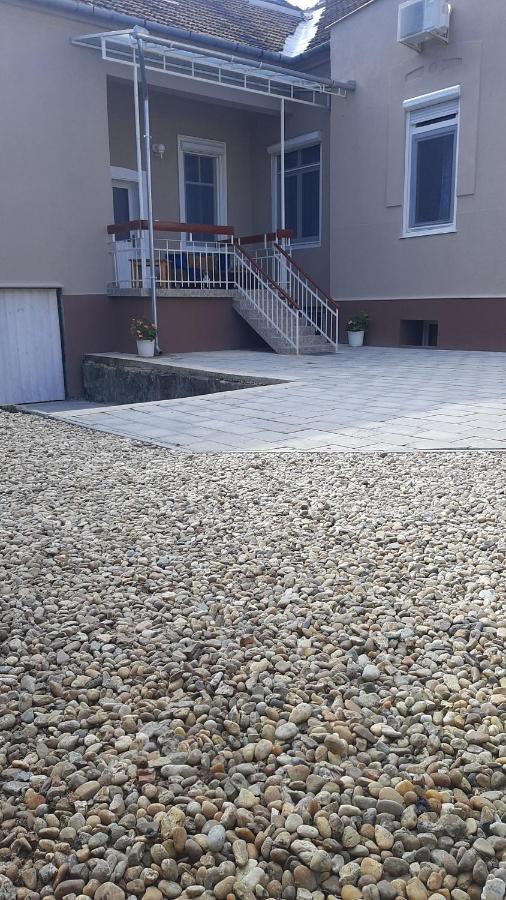 Glamour Apartman Gyula Zewnętrze zdjęcie